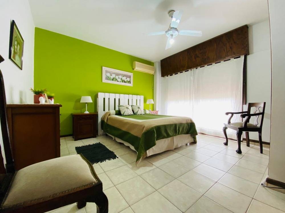 TRIPLEX DE 6 AMBIENTES SOBRE CALLE MOSTO
