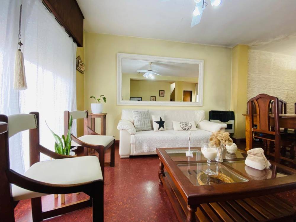TRIPLEX DE 6 AMBIENTES SOBRE CALLE MOSTO