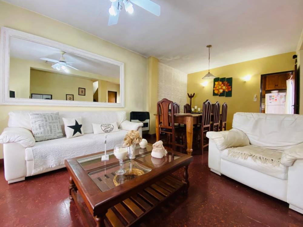TRIPLEX DE 6 AMBIENTES SOBRE CALLE MOSTO