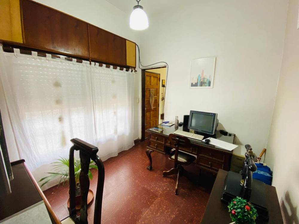 TRIPLEX DE 6 AMBIENTES SOBRE CALLE MOSTO