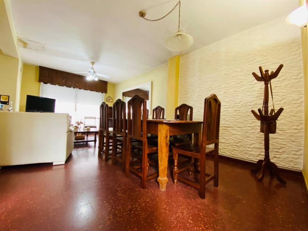 TRIPLEX DE 6 AMBIENTES SOBRE CALLE MOSTO