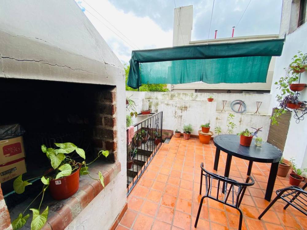 TRIPLEX DE 6 AMBIENTES SOBRE CALLE MOSTO