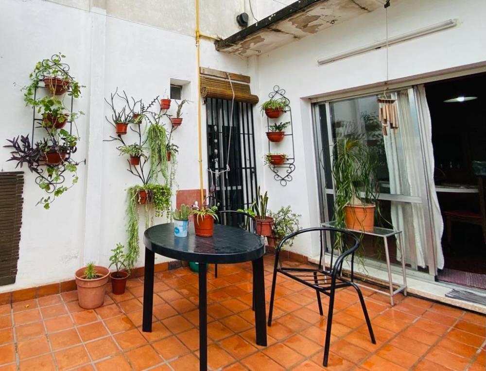 TRIPLEX DE 6 AMBIENTES SOBRE CALLE MOSTO