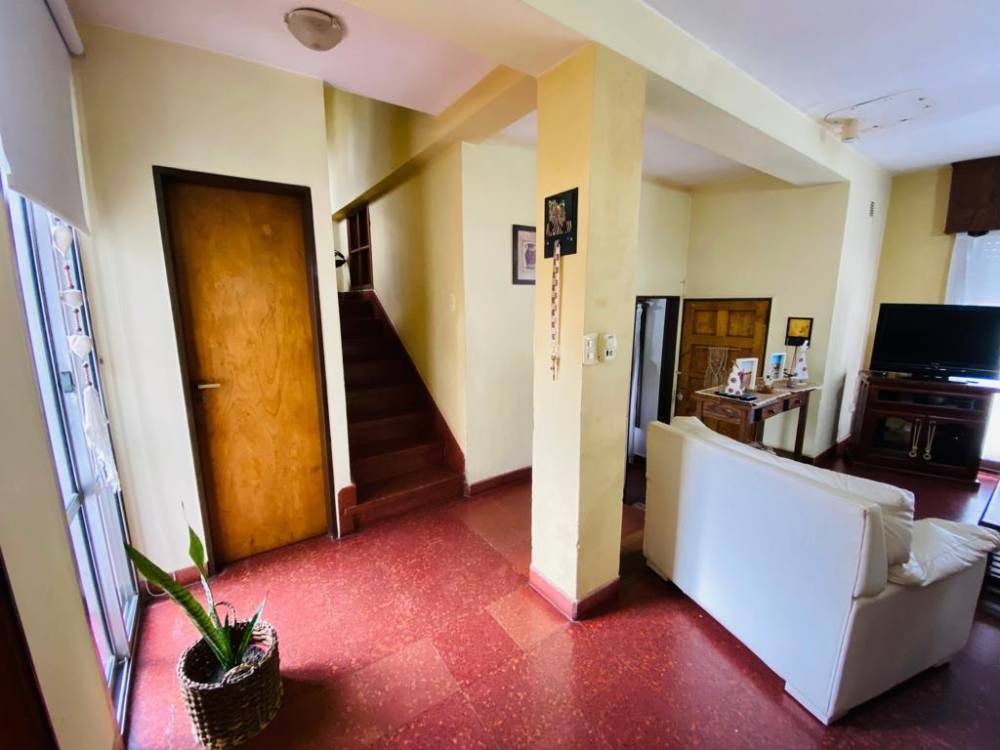 TRIPLEX DE 6 AMBIENTES SOBRE CALLE MOSTO