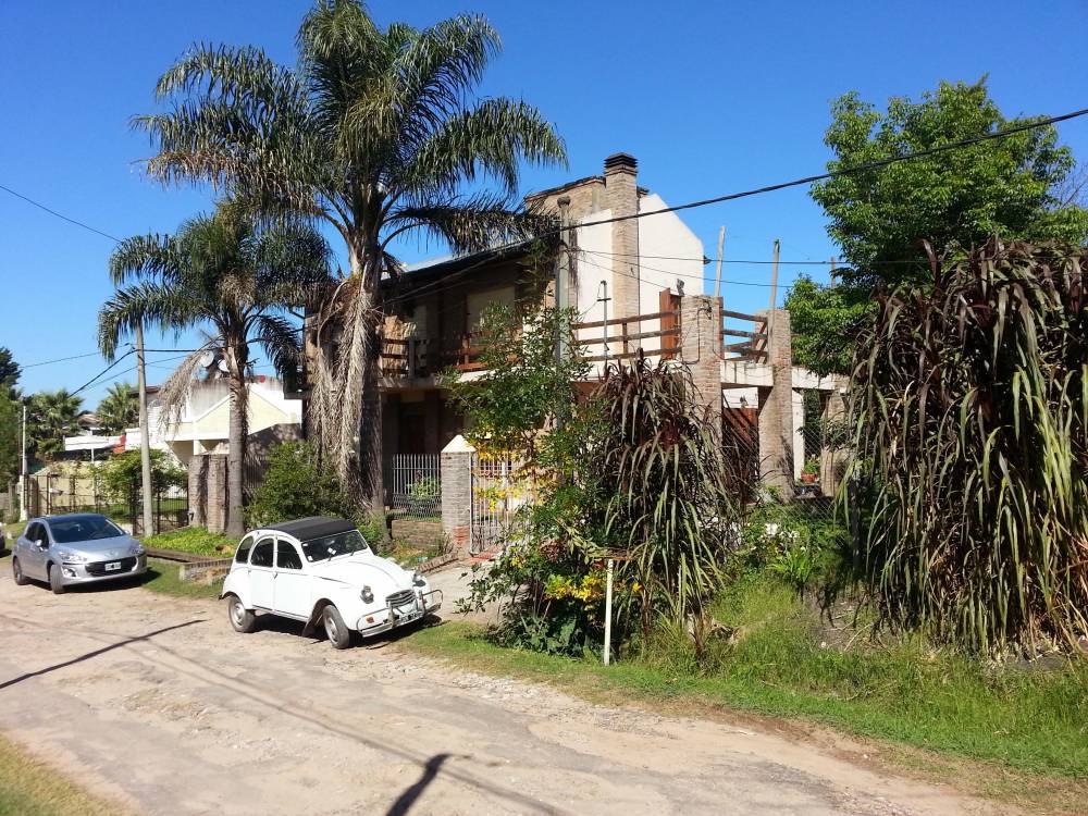 Casa con Amplio Parque y Terraza en Barrio Vinelli
