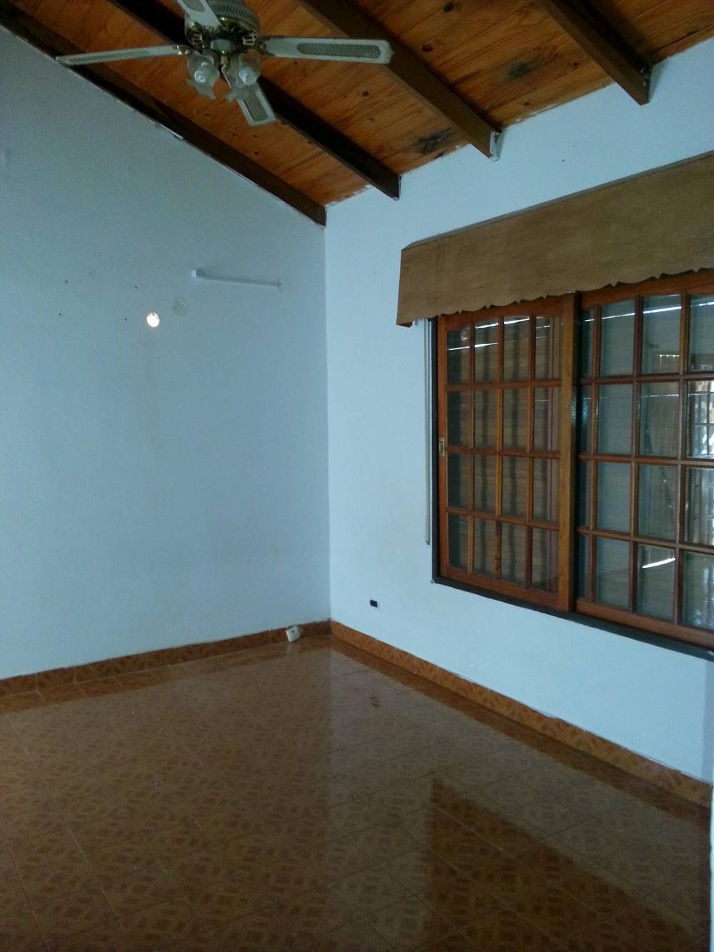 Casa con Amplio Parque y Terraza en Barrio Vinelli