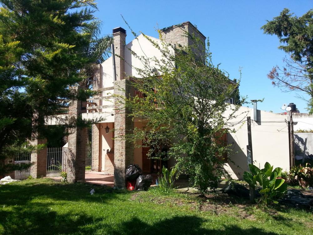 Casa con Amplio Parque y Terraza en Barrio Vinelli