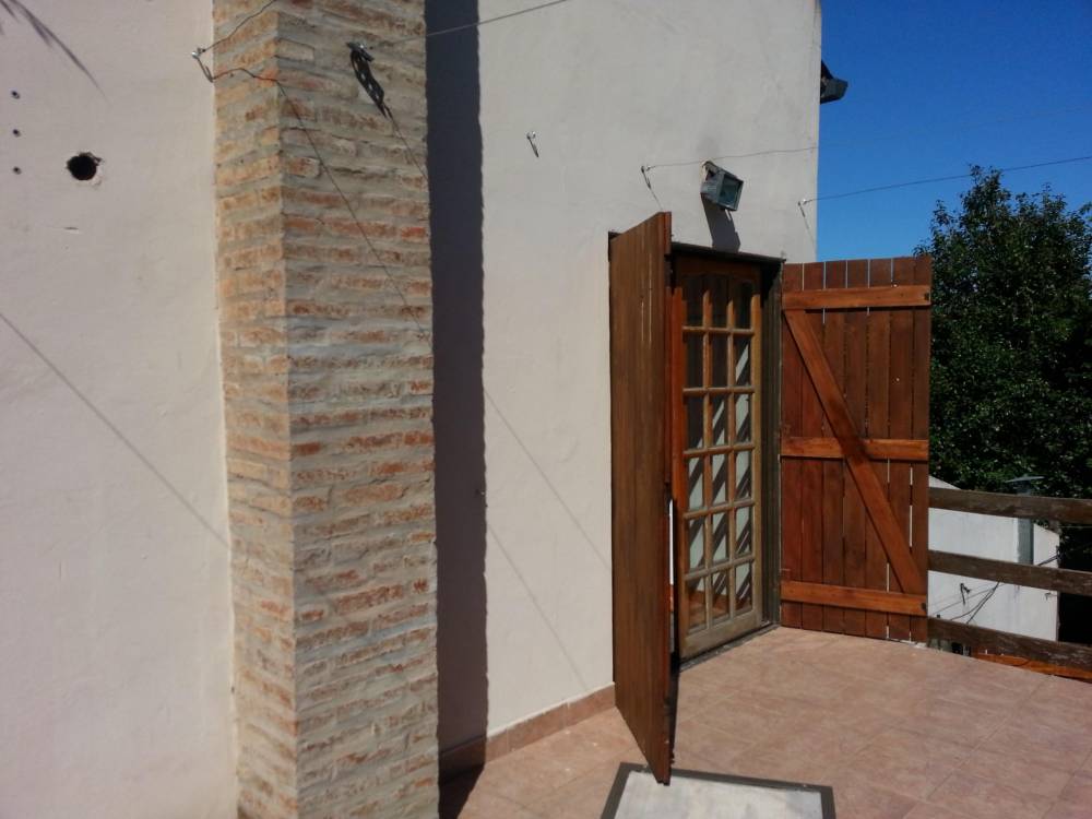 Casa con Amplio Parque y Terraza en Barrio Vinelli