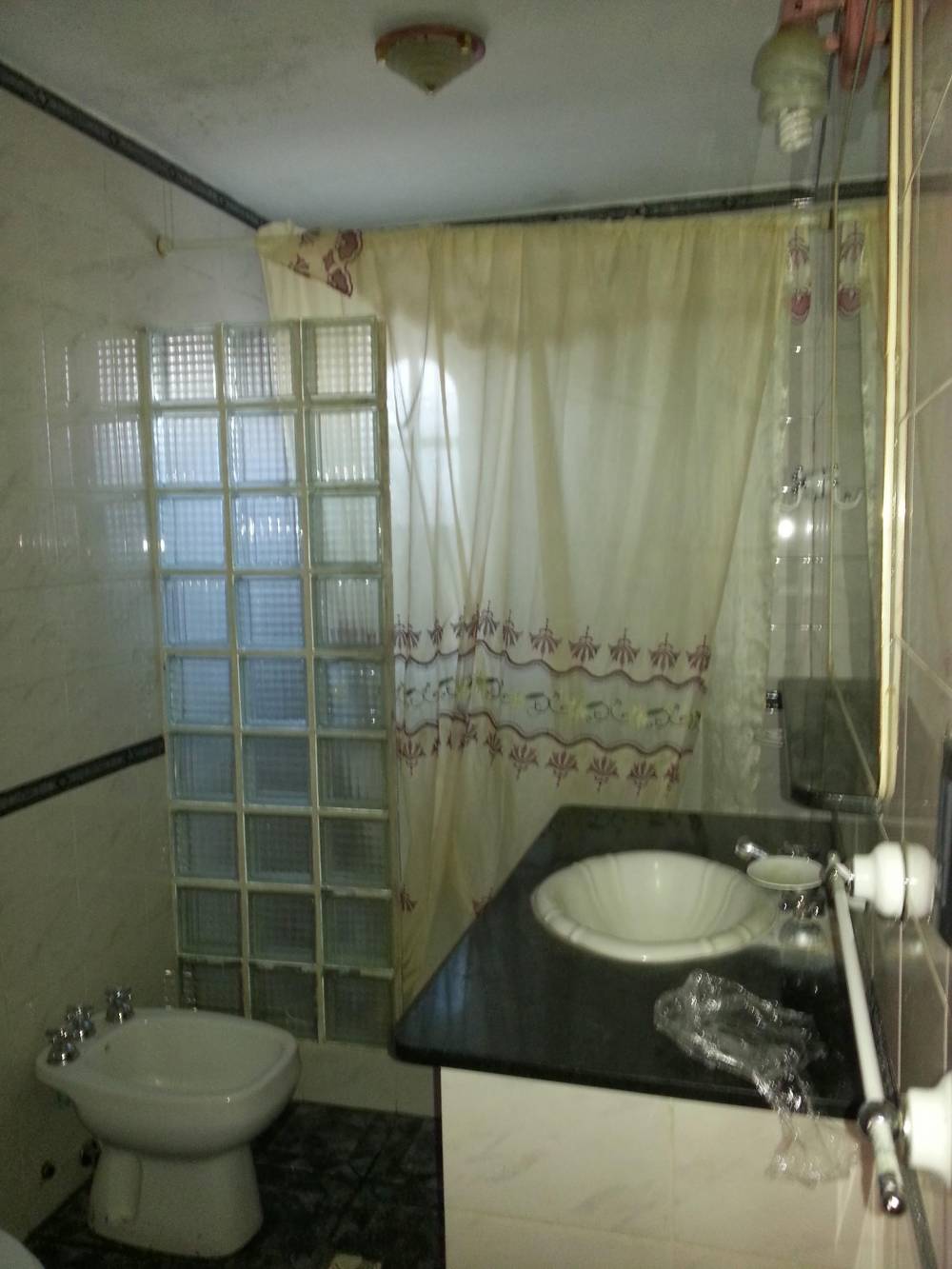 Casa con Amplio Parque y Terraza en Barrio Vinelli