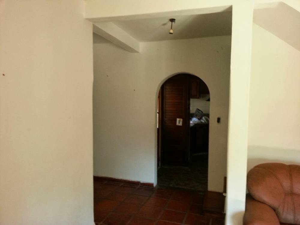 Casa con Amplio Parque y Terraza en Barrio Vinelli