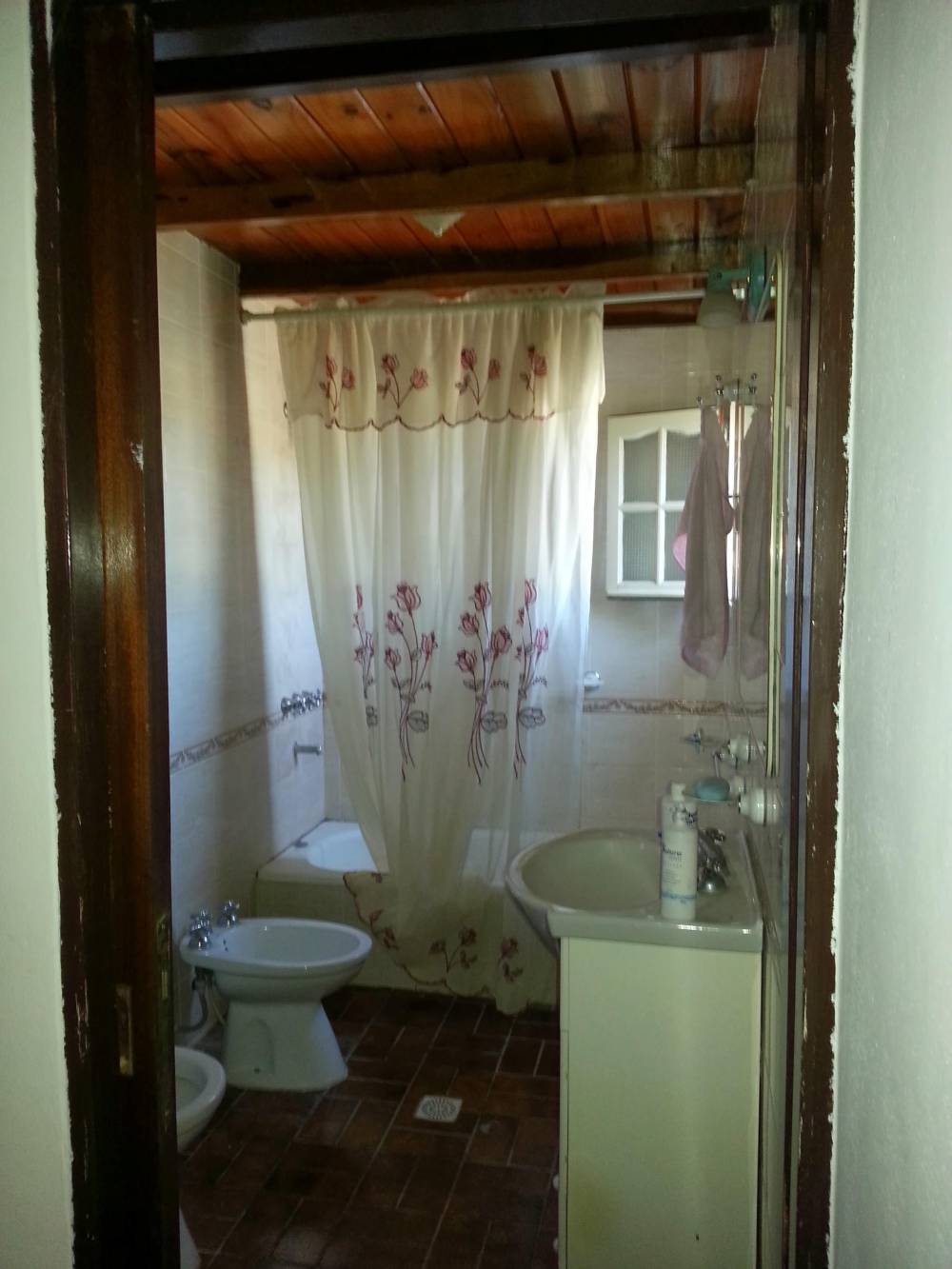 Casa con Amplio Parque y Terraza en Barrio Vinelli