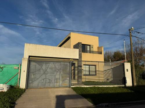 Casa con pileta y jardín en Pueblo Belgrano – ¡Lista para mudarte!