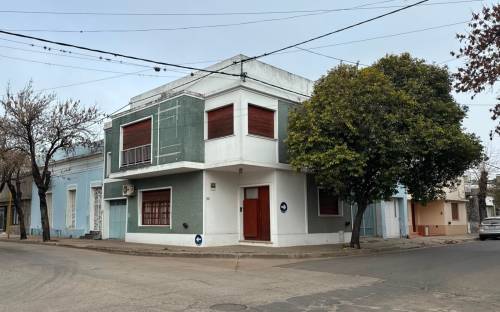 Casa de 4 dormitorios en esquina, con doble cochera - excelente ubicación