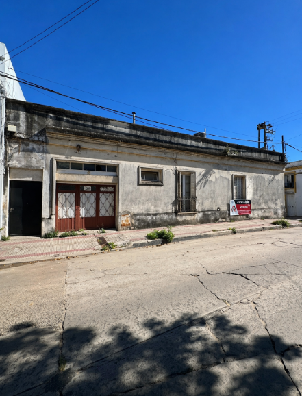 Casa en esquina a solo 3 cuadras del centro, Colombo y 9 de Julio 