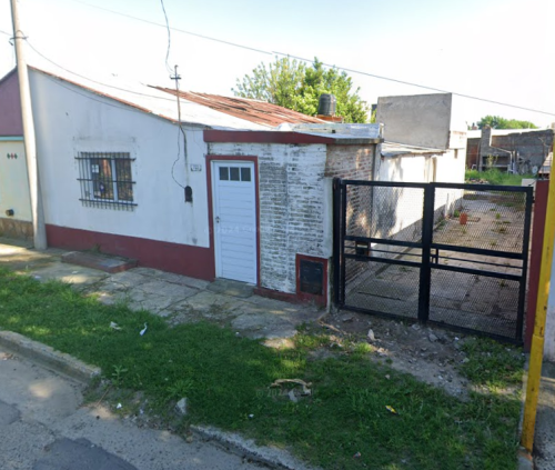 Casa en venta a refaccionar o demoler.