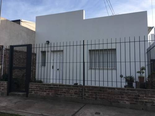 Casa tres ambientes con pequeño patio