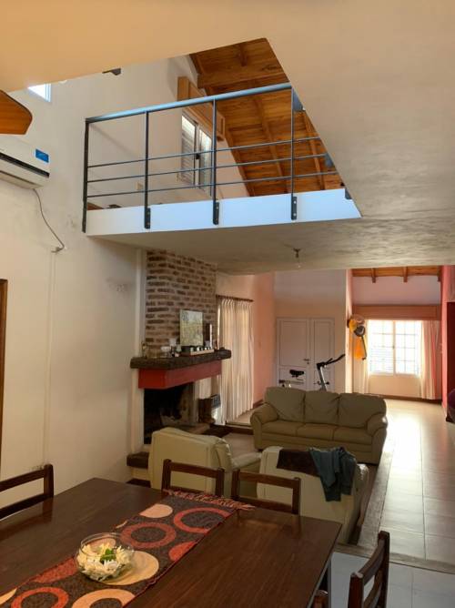 Casa de 2 plantas en excelente ubicación céntrica