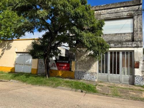 Propiedad en esquina con gran potencial. Casa a refaccionar + depto ideal renta
