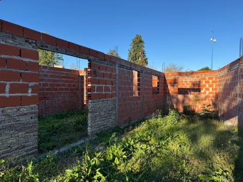 Terreno con construcción a terminar, interesante como inversión 