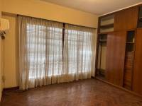 Casa de 4 dormitorios en esquina, con doble cochera - excelente ubicación