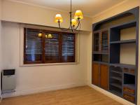 Casa de 4 dormitorios en esquina, con doble cochera - excelente ubicación