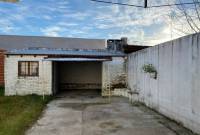 CASA RODEADA DE VERDE Y TRANQUILIDAD EN BARRIO VINELLI 