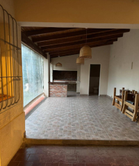 Casa en esquina de Ituzaingó y Neyra - con quincho