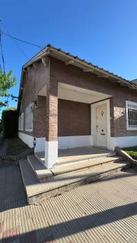 Casa en esquina de Ituzaingó y Neyra - con quincho