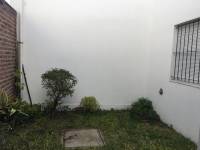 Casa tres ambientes con pequeño patio