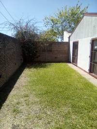 Casa tres dormitorios y patio