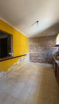 Casa y local en esquina - Colombo y Santiago Díaz