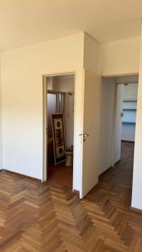 Departamento en esquina 4 dormitorios, con dependencia, cochera y baulera