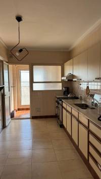 Departamento en esquina 4 dormitorios, con dependencia, cochera y baulera