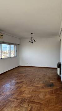 Departamento en esquina 4 dormitorios, con dependencia, cochera y baulera
