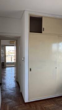 Departamento en esquina 4 dormitorios, con dependencia, cochera y baulera