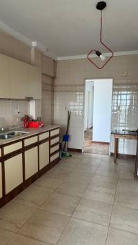 Departamento en esquina 4 dormitorios, con dependencia, cochera y baulera