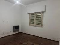 En pleno centro: cómoda casa con gran terreno y patio