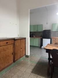En pleno centro: cómoda casa con gran terreno y patio