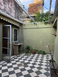 En pleno centro: cómoda casa con gran terreno y patio