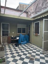En pleno centro: cómoda casa con gran terreno y patio