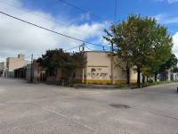 Propiedad en esquina con gran potencial. Casa a refaccionar + depto ideal renta