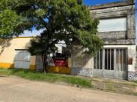 Propiedad en esquina con gran potencial. Casa a refaccionar + depto ideal renta