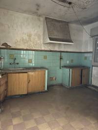Propiedad en esquina con gran potencial. Casa a refaccionar + depto ideal renta