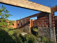 Terreno con construcción a terminar, interesante como inversión 